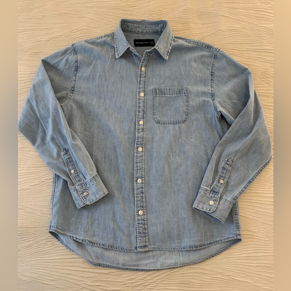 Abercrombie & Fitch 100% Cotton Light Wash Denim Shirt, size Medium